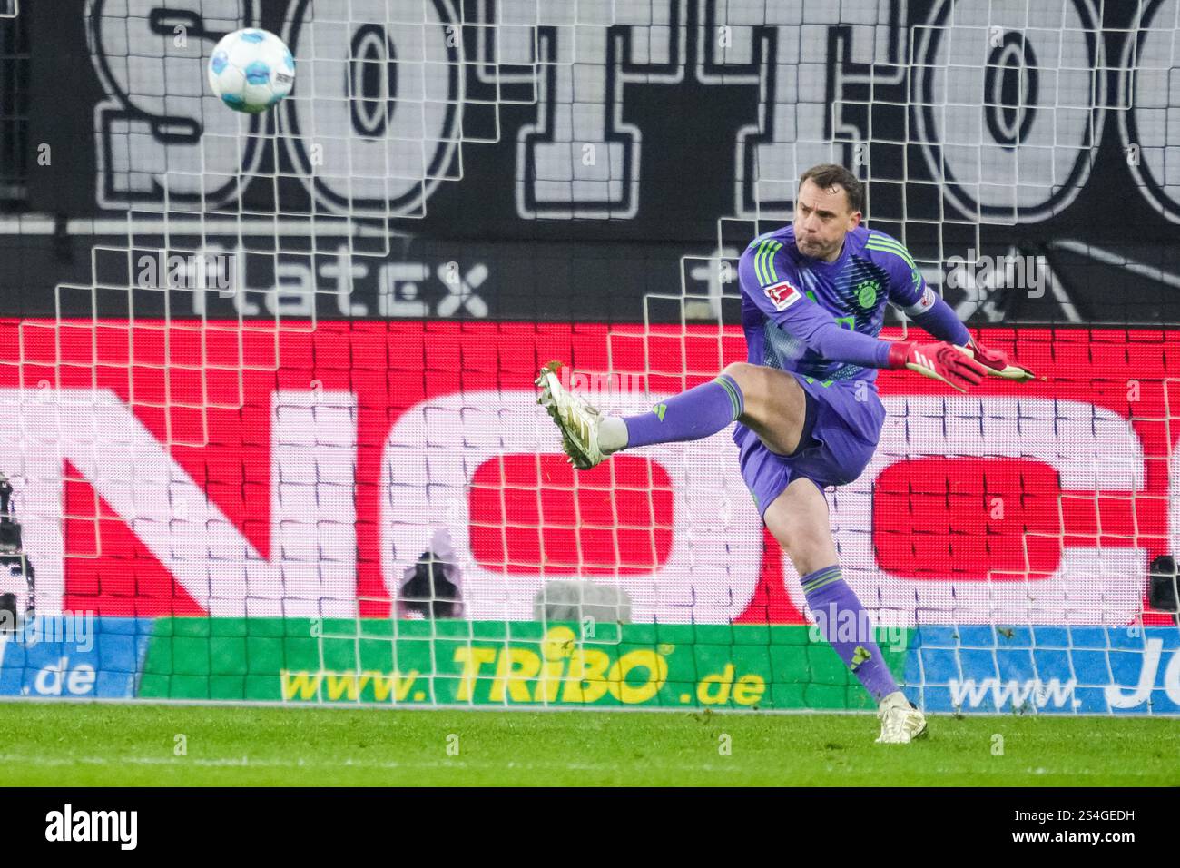 MÜNCHENGLADBACH, DEUTSCHLAND - 11. JANUAR: FC Bayern München Torhüter Manuel neuer übergibt den Ball während des Bundesliga-Spiels zwischen Borussia Mönchengladbach und FC Bayern München am 11. Januar 2025 im Borussia-Park in Mönchengladbach. (Foto: Rene Nijhuis/MB Media) Stockfoto