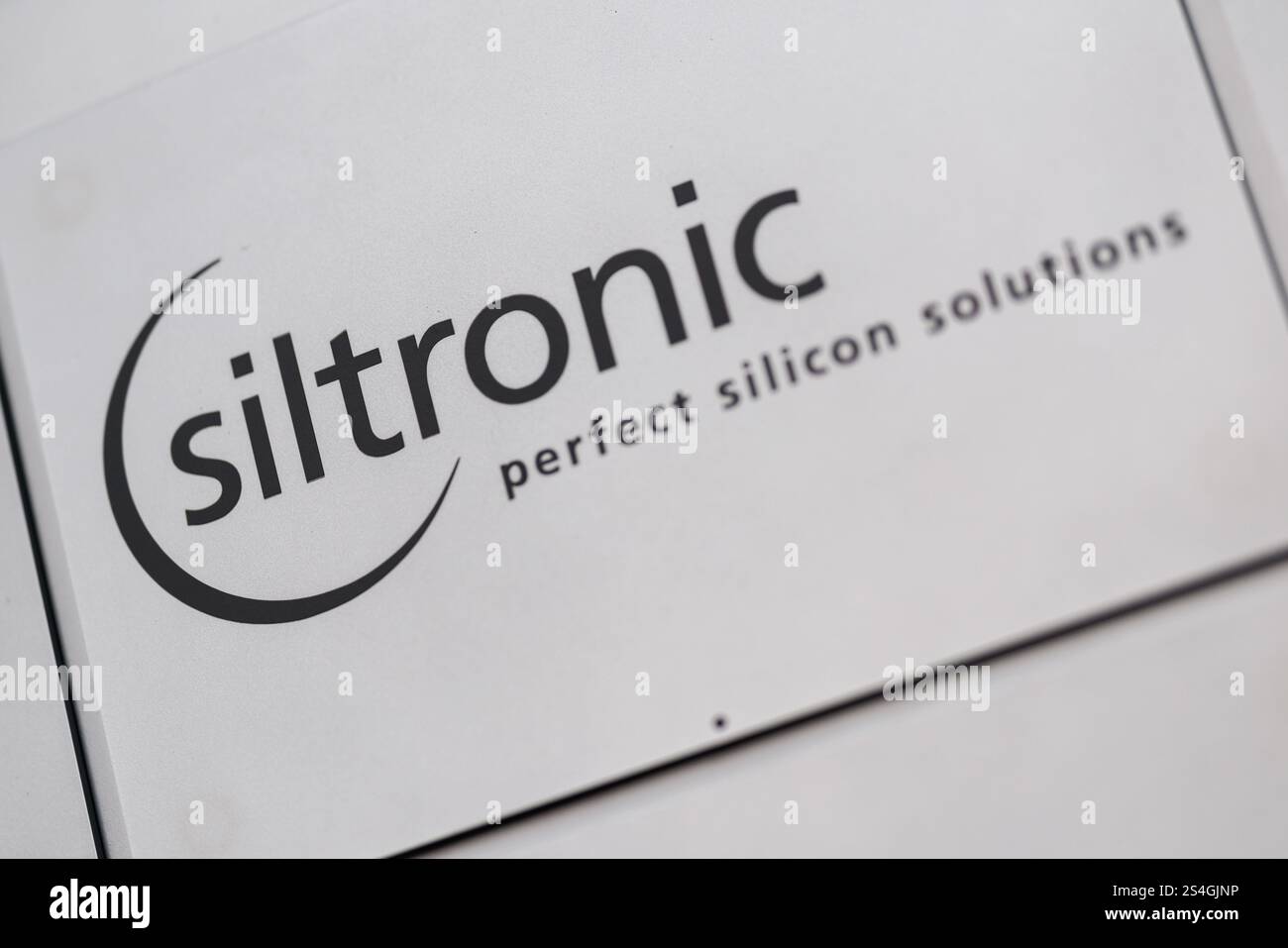 München, Deutschland. Januar 2025. Das Logo der Siltronic AG mit den Worten „perfekte Siliziumlösungen“ ist am 10. Januar 2025 in München auf der Stele am Hauptsitz des Unternehmens zu sehen. Die Gruppe ist der weltweit drittgrößte Hersteller von Wafern für die Halbleiterindustrie. Quelle: Matthias Balk/dpa/Alamy Live News Stockfoto