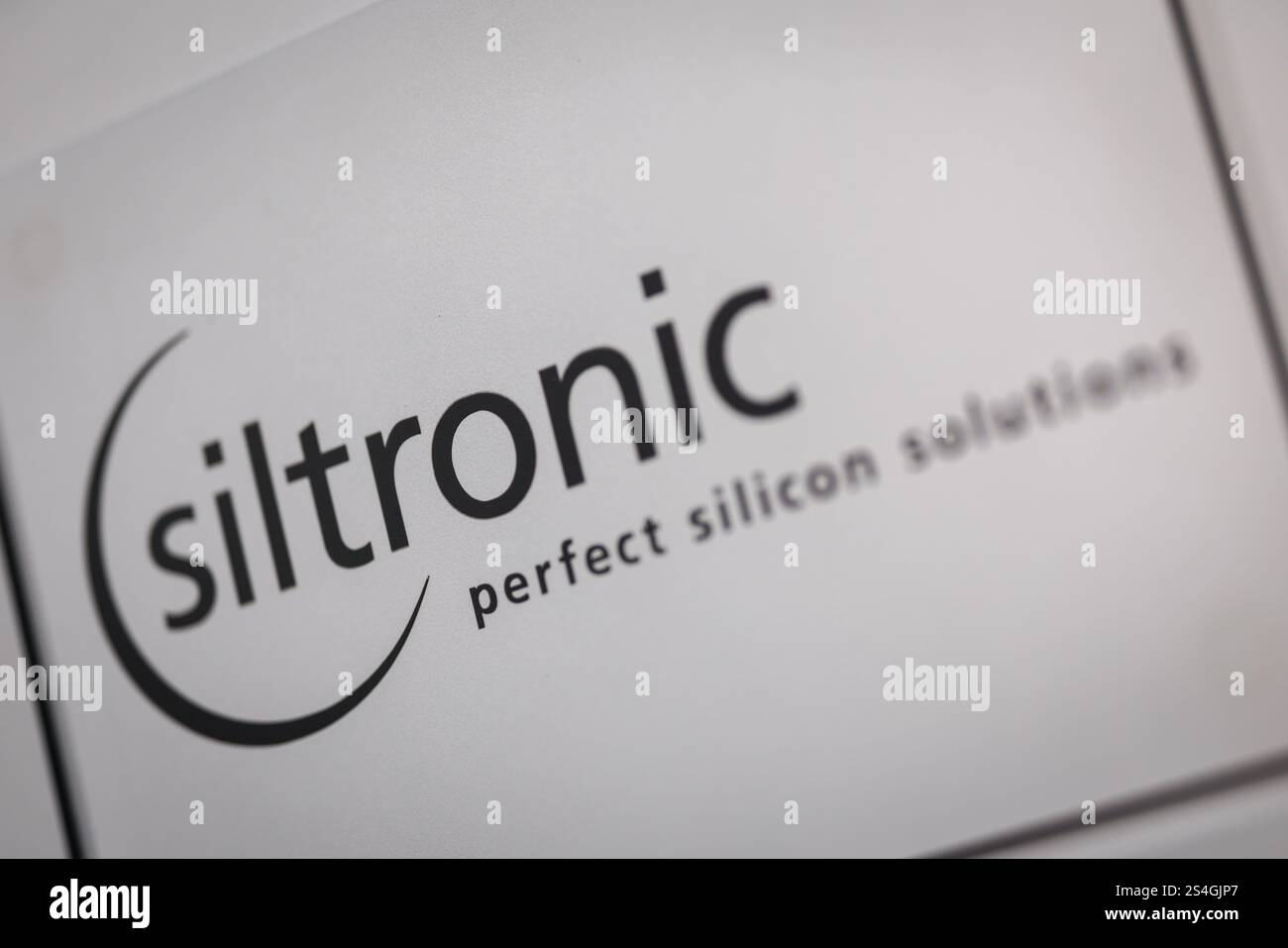 München, Deutschland. Januar 2025. Das Logo der Siltronic AG mit den Worten „perfekte Siliziumlösungen“ ist am 10. Januar 2025 in München auf der Stele am Hauptsitz des Unternehmens zu sehen. Die Gruppe ist der weltweit drittgrößte Hersteller von Wafern für die Halbleiterindustrie. Quelle: Matthias Balk/dpa/Alamy Live News Stockfoto