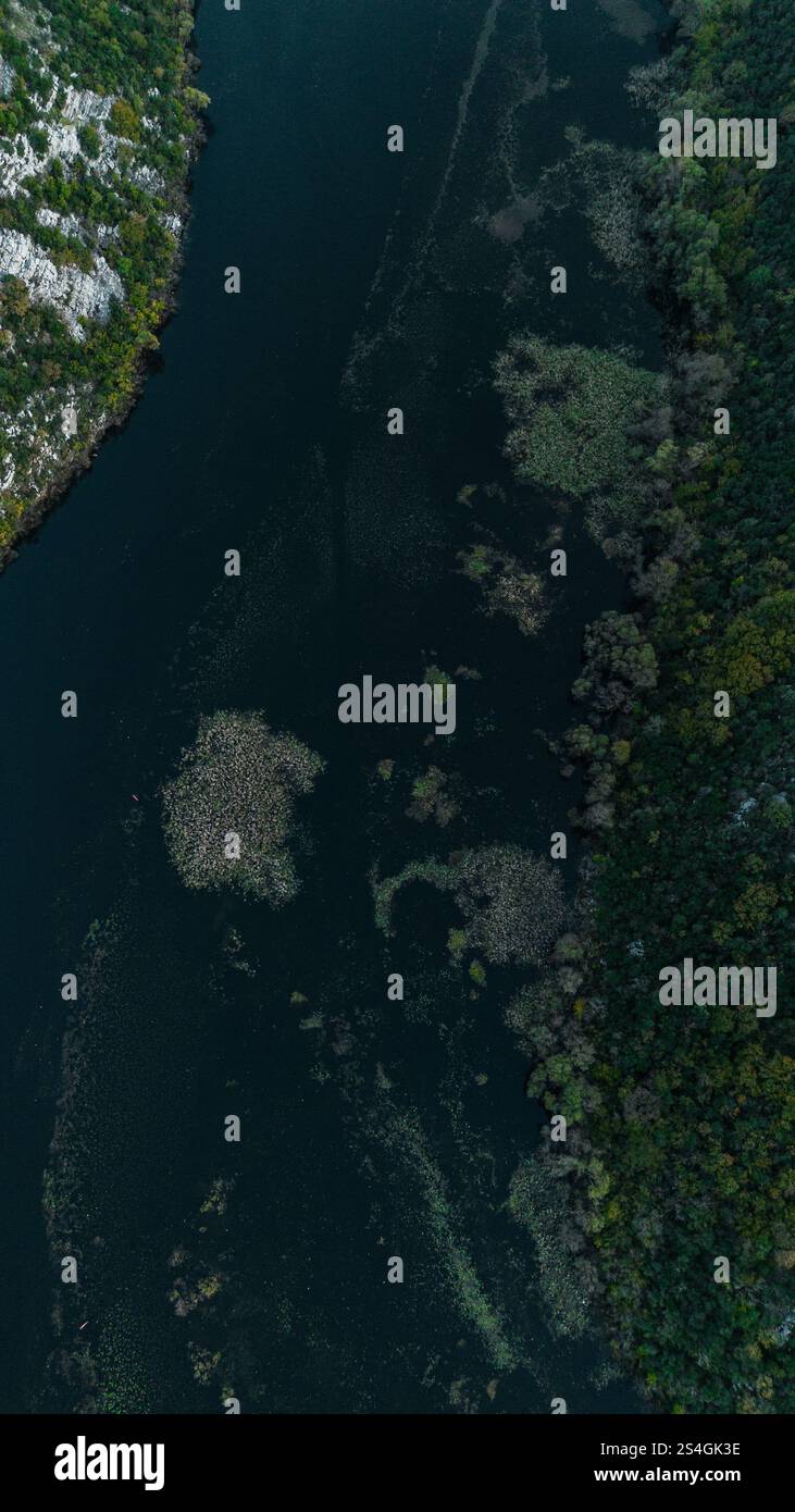 Rijeka Crnojevica Fluss in der Nähe des Skadar-Sees in Montenegro. Ein gewundener Fluss zwischen den felsigen Bergen. Atemberaubende Landschaft von oben Stockfoto