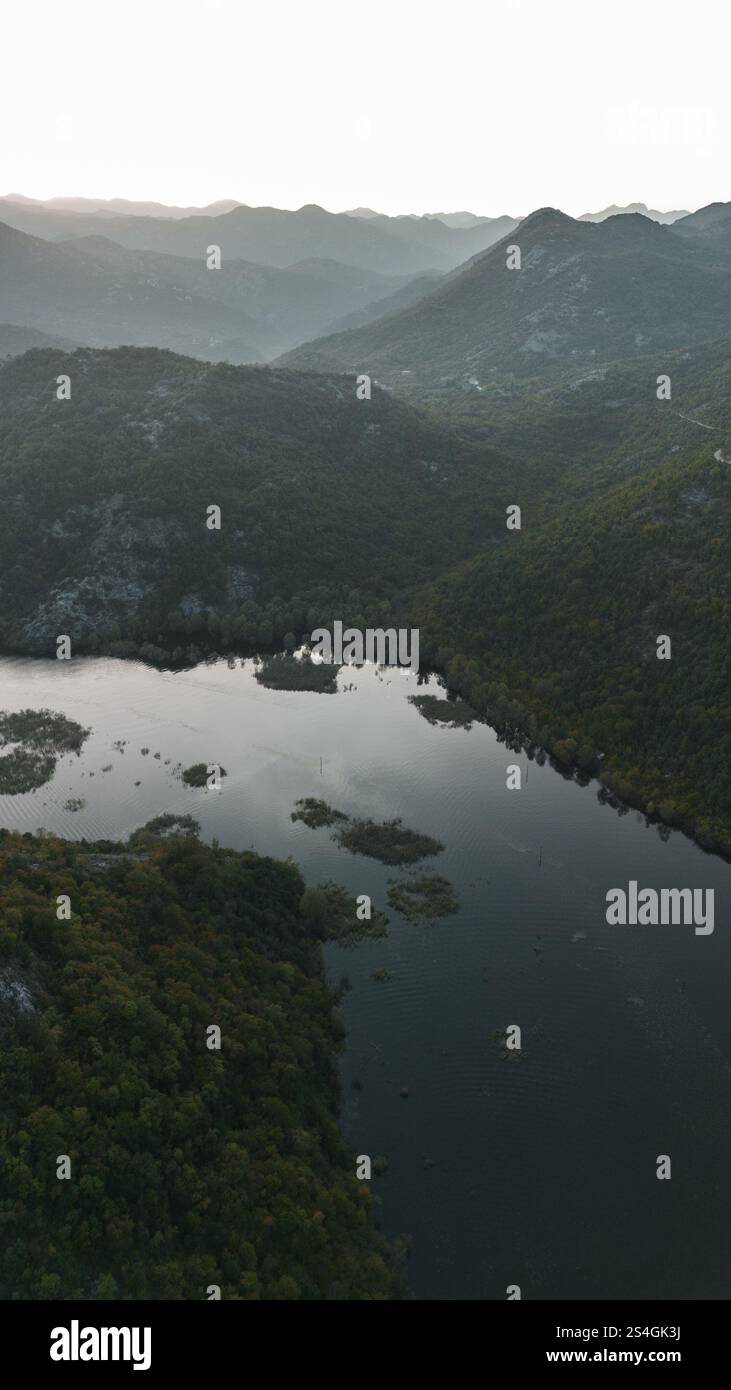 Rijeka Crnojevica Fluss in der Nähe des Skadar-Sees in Montenegro. Ein gewundener Fluss zwischen den felsigen Bergen. Atemberaubende Landschaft aus der Vogelperspektive Stockfoto