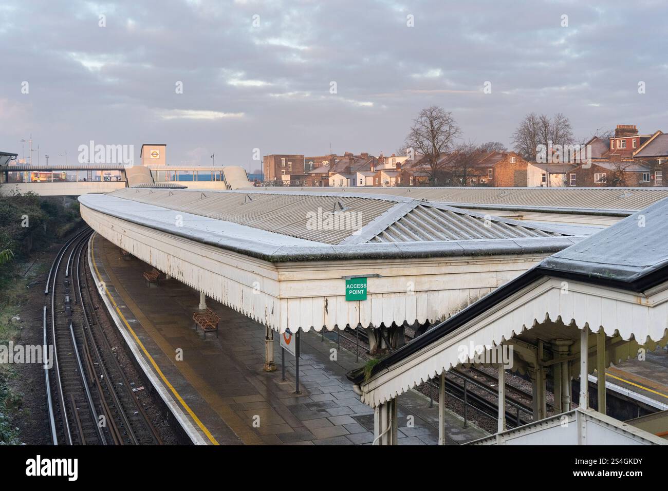 Willesden Junction ist ein Kreuzungsbahnhof in Harlesden im Nordwesten Londons Stockfoto