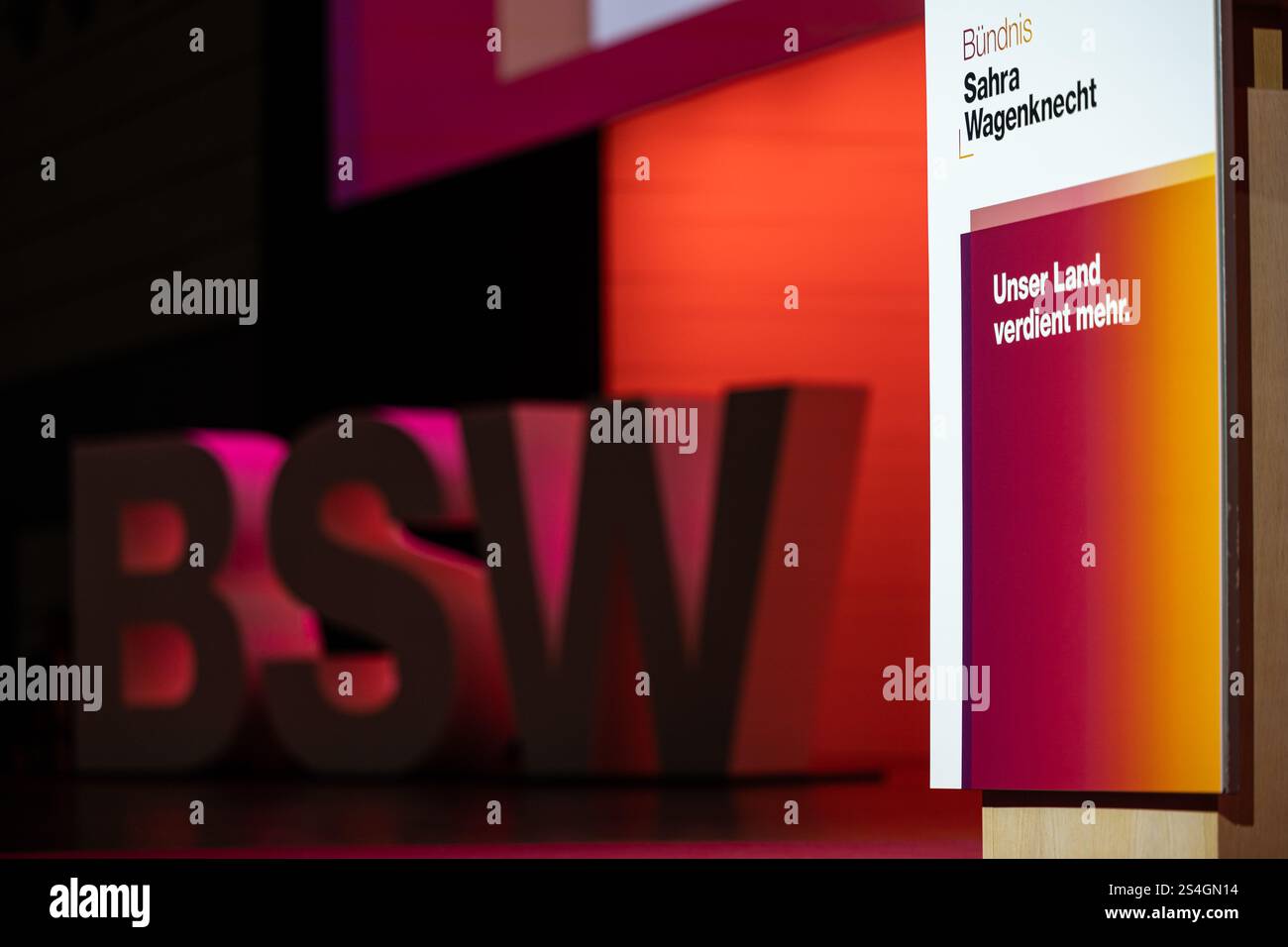 Bonn, Deutschland. Januar 2025. "Unser Land verdient mehr." Steht auf dem Rednerpult auf der Bühne der BSW-Bundesparteikonferenz. Auf der Parteikonferenz beabsichtigt die BSW unter anderem, ihr Wahlprogramm anzunehmen. Quelle: Hannes P. Albert/dpa/Alamy Live News Stockfoto
