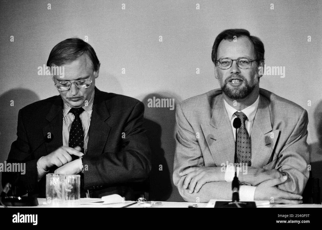 Deutschland, Bonn 17.10.1994 Archiv.: 50-10-33 SPD-Bundesvorstandssitzung Foto: SPD-Bundesvorsitzender Rudolf Scharping und SPD-Bundesgeschaefstfuehrer Günter Verheugen SPD-Bundesvorstandssitzung *** Deutschland, Bonn 17 10 1994 Archiv 50 10 33 SPD Bundesvorstandssitzung Foto SPD Bundesvorsitzender Rudolf Scharping und SPD Bundesgeschäftsführer Günter Verheugen SPD Bundesvorstandssitzung Stockfoto