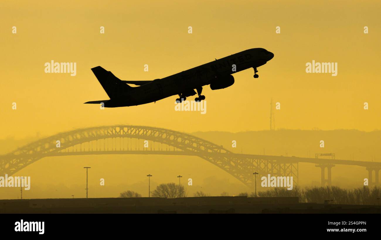 Schwarze Silhouette eines Passagierflugzeugs beim Start Stockfoto