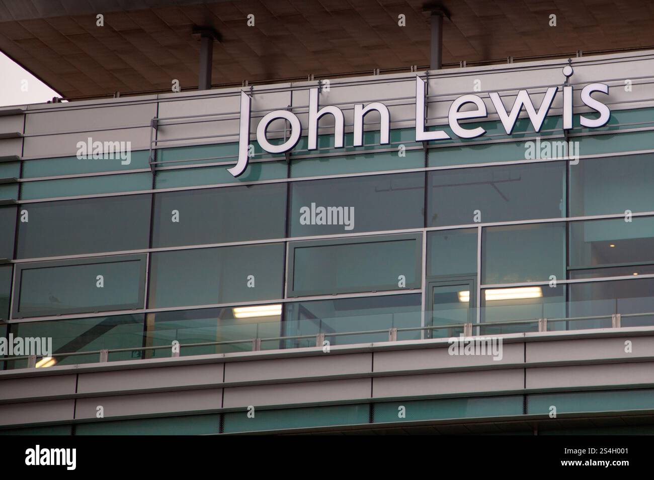 Das John Lewis Store Logo bei Liverpool One, Großbritannien, England. Stockfoto