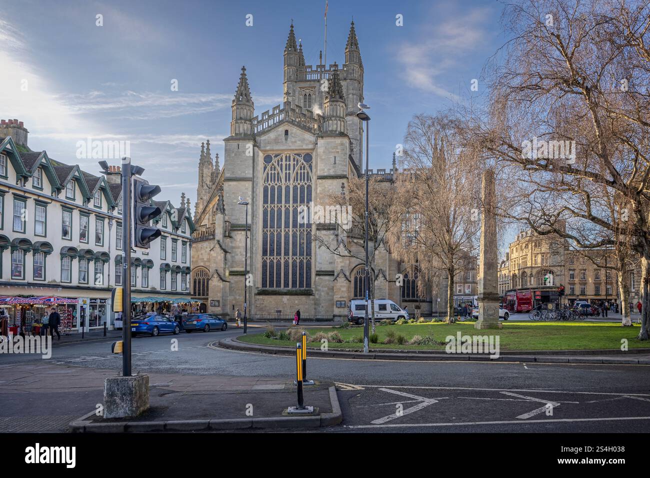 IBath Abbey und Orangenhain Obelisk in Bath, Großbritannien am 11. Januar 2025 Stockfoto