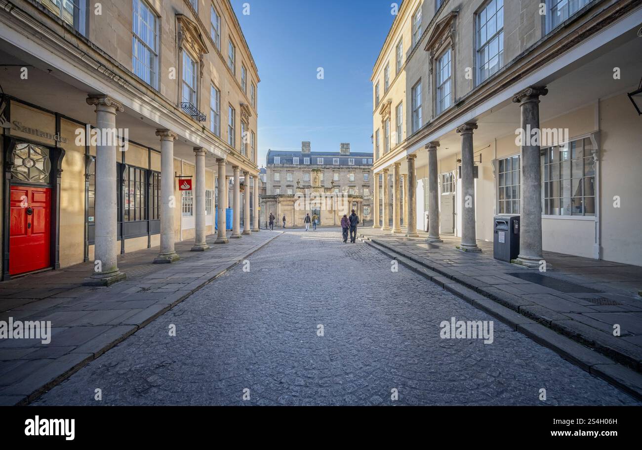 Blick auf die mit Kopfsteinpflaster und Kolonaten übersäte Bath Street in Richtung des Cross Bath Building in Bath, Großbritannien am 11. Januar 2025 Stockfoto