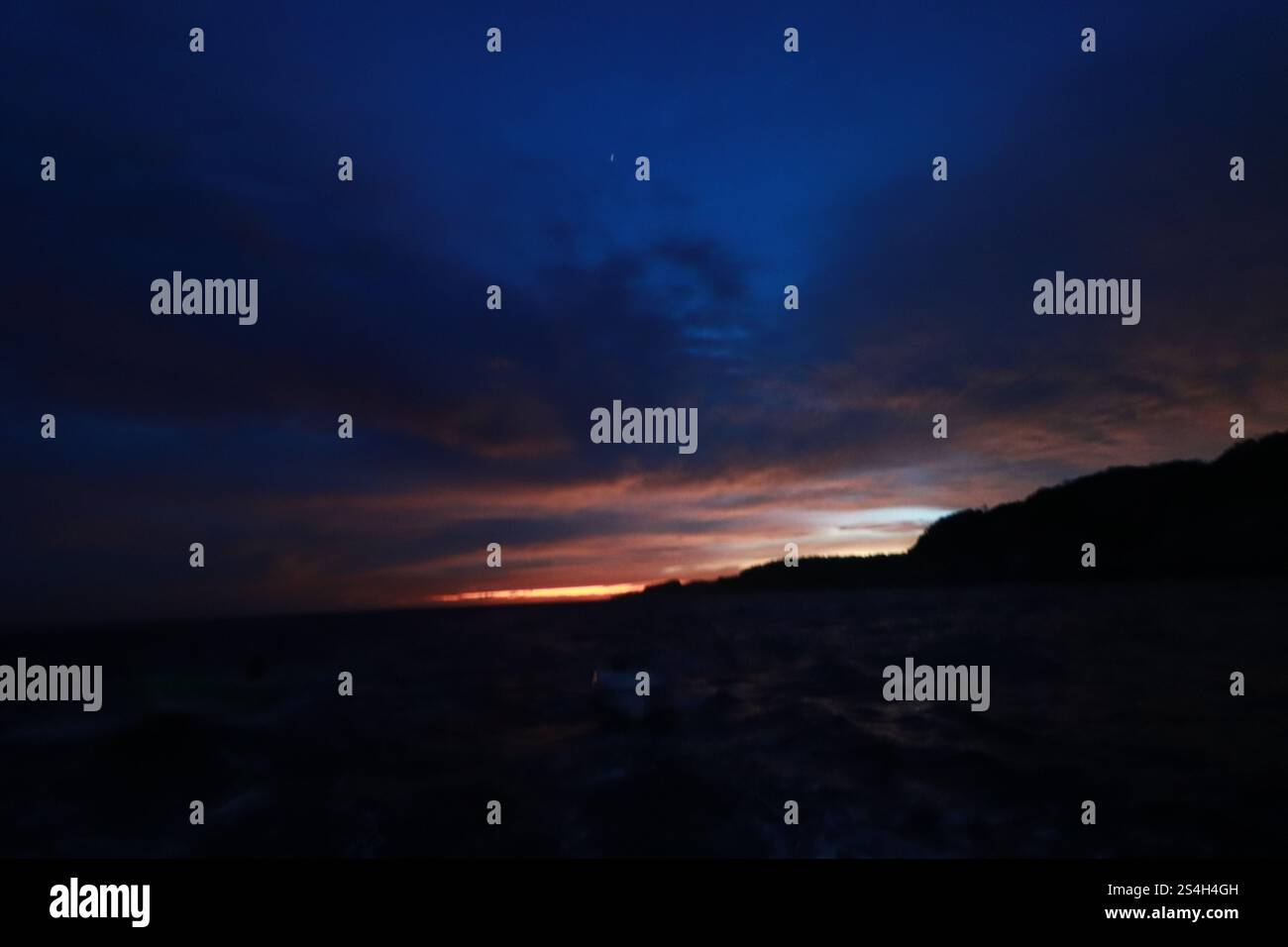 Die Berge werden durch den Sonnenuntergang in der Nähe der Bucht von Cacaluta, Teil des Huatulco National Reserve, in Santa Maria Huatulco gesehen. Der Huatulco-Nationalpark ist ein staatlich geschütztes Naturgebiet mit vorrangigen Ökosystemen, die für die mexikanische Artenvielfalt repräsentativ sind. Am 11. Januar 2025 in Huatulco, Mexiko. (Kreditbild: © Carlos Santiago/eyepix via ZUMA Press Wire) NUR REDAKTIONELLE VERWENDUNG! Nicht für kommerzielle ZWECKE! Stockfoto