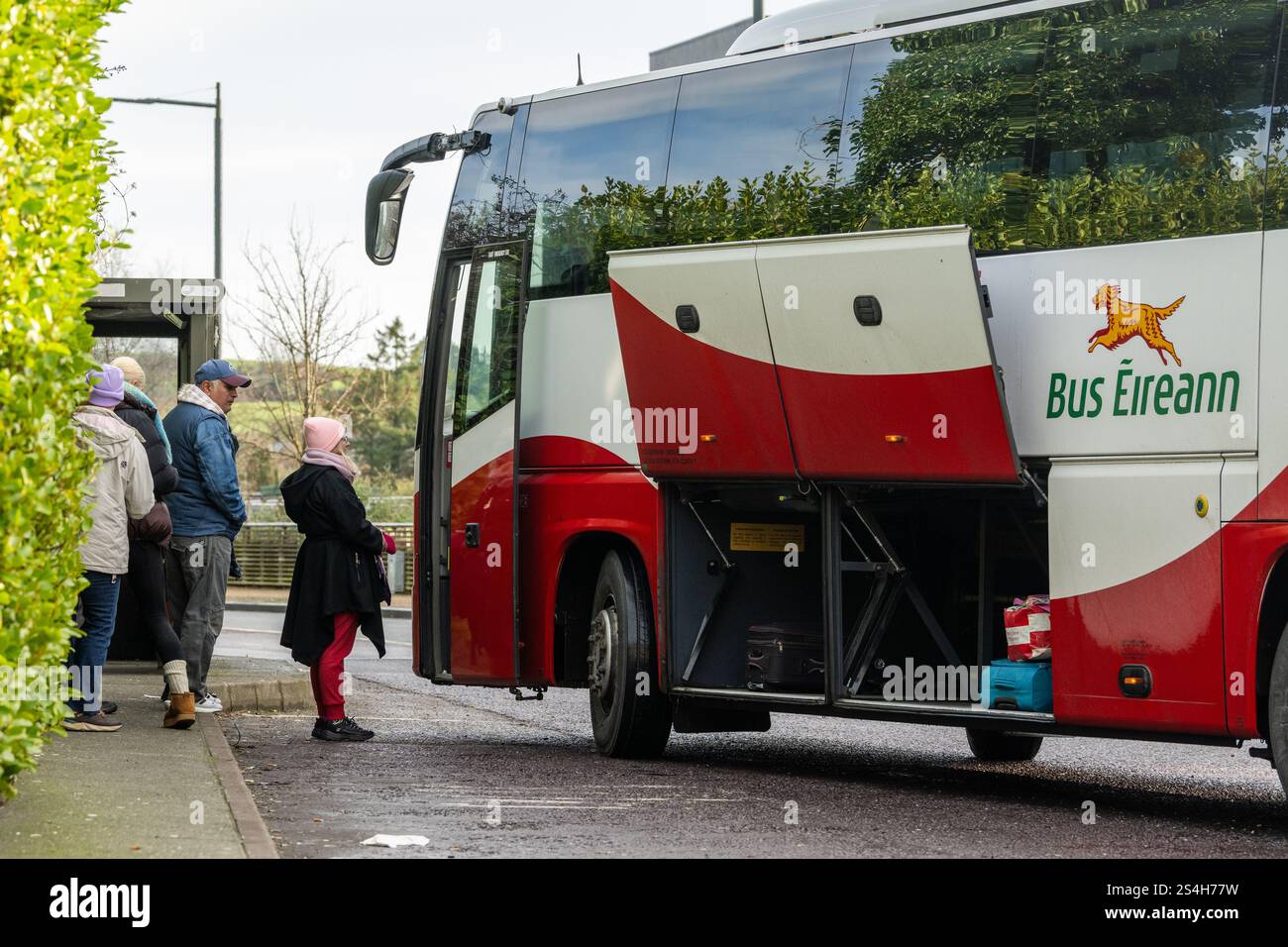 Passagiere warten auf den Bus Eireann von Clonakilty nach Cork, Irland. Stockfoto Passagiere warten auf den Bus Eireann von Clonakilty nach Cork, Irland. Stockfoto