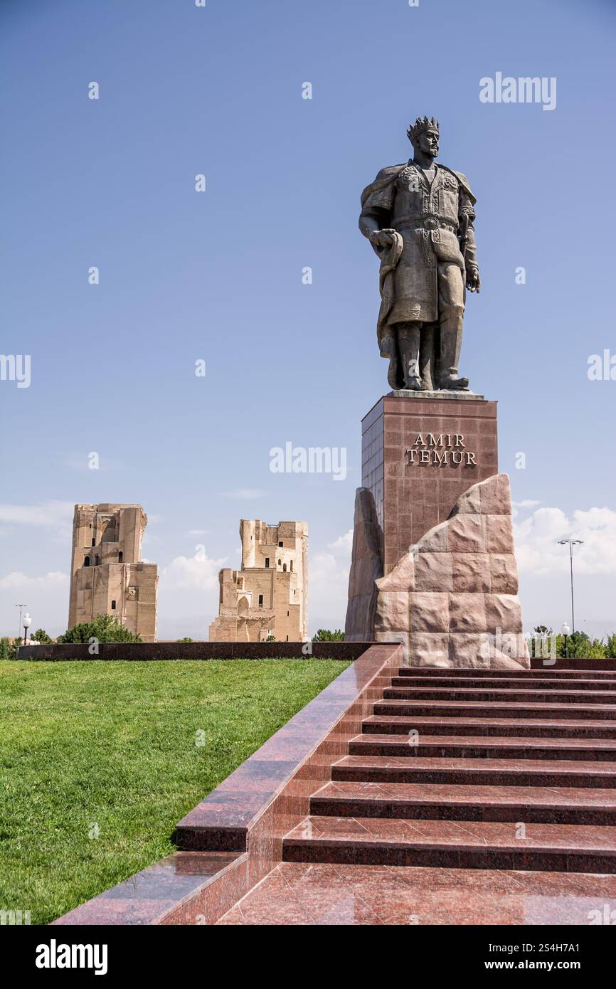 Statue von Amir Temur und im Hintergrund die Ruinen des Ak-Saray Palastes in Shahrisabz in der Provinz Samarkand Stockfoto