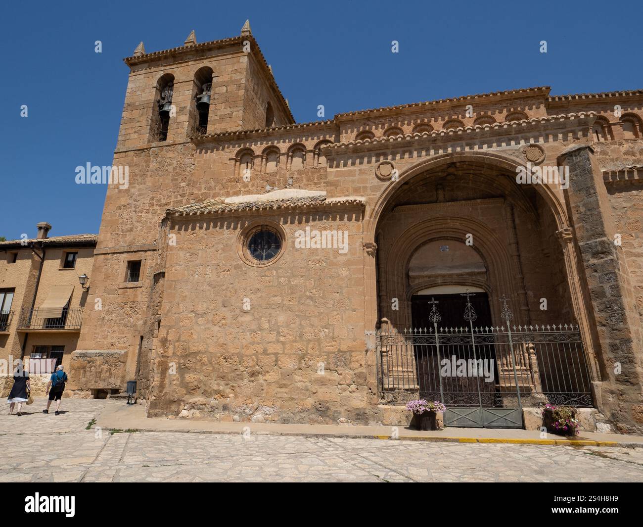Hauptfassade der Kirche 'Nuestra Señora de la Muela' aus dem 15. Jahrhundert auf dem Hauptplatz von Monteagudo de las Vicarias. Stockfoto