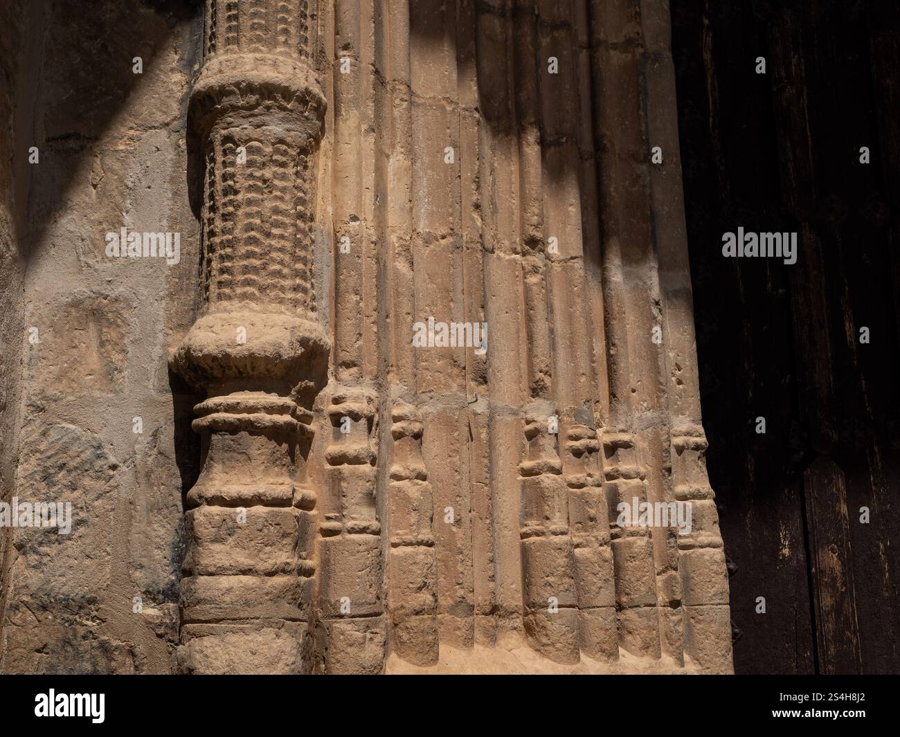 Detail des Eingangs der Kirche 'Nuestra Señora de la Muela' auf dem Hauptplatz von Monteagudo de las Vicarias. Stockfoto