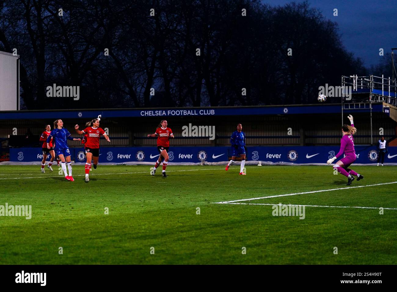 Chelsea's Aggie Beever-Jones erzielt das dritte Tor des Spiels während des Spiels der vierten Runde des Adobe Women's FA Cup in Kingsmeadow, Kingston upon Thames. Bilddatum: Sonntag, 12. Januar 2025. Stockfoto
