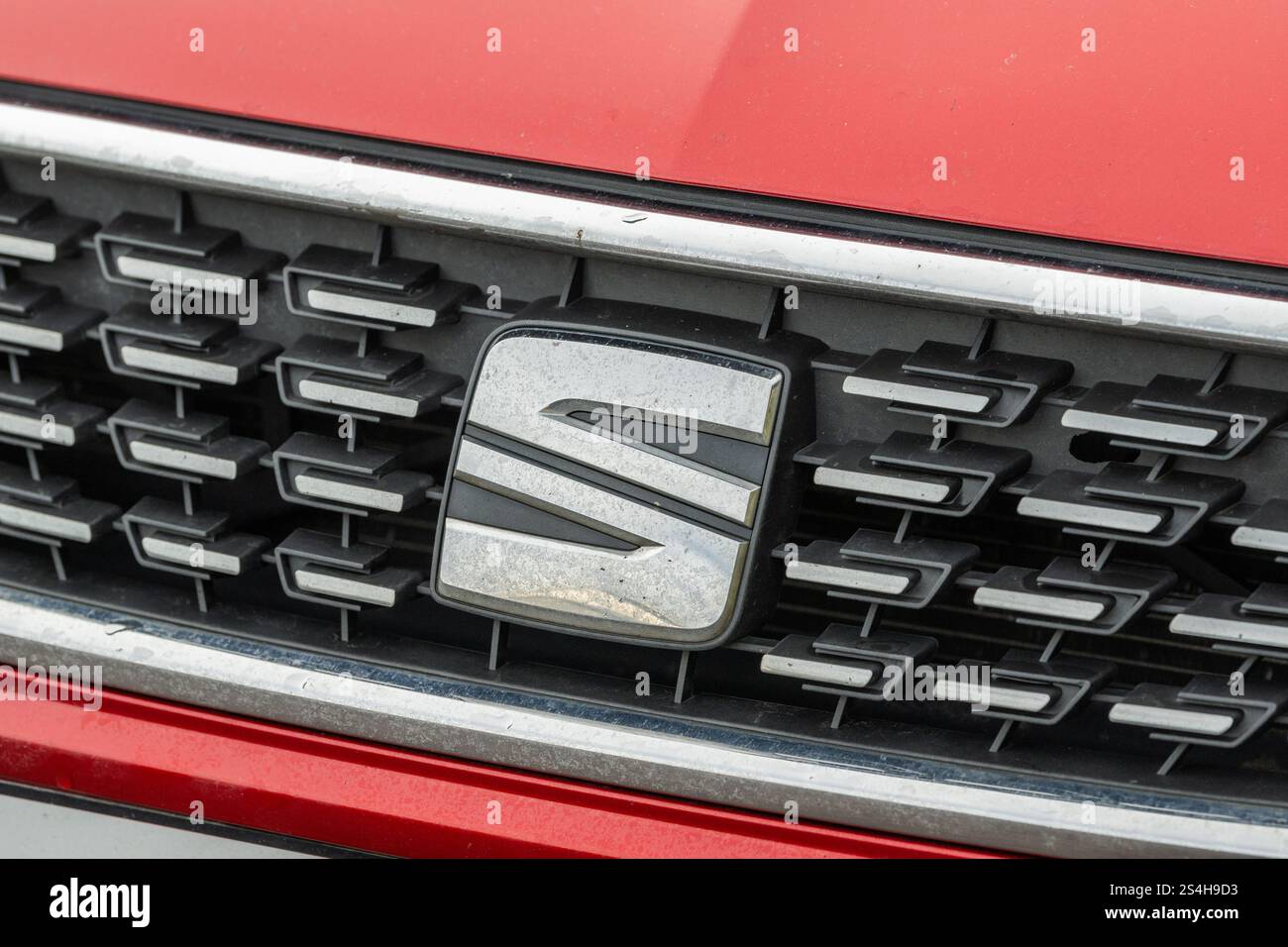 Kühlergrill und Emblem eines Seat Leon Motorwagens. Stockfoto