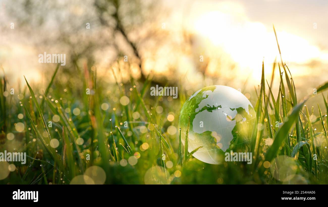 Glaskugel ESG Erdball europa, asien und afrika nachhaltige Entwicklung und Umwelt, Soziales, Governance für das globale Konzept. Stockfoto