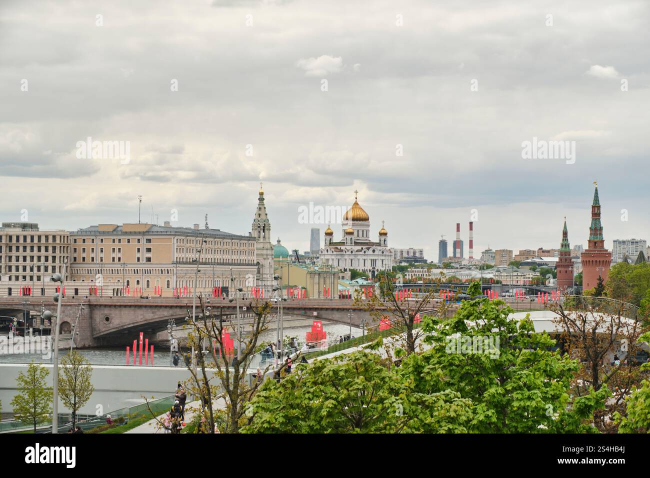 Moskau, Russland 08. Mai 2023.Panorama Moskau mit Blick auf die Kathedrale Christus Erlöser, Kreml, Brücken und Stadtlandschaften bei bewölktem Wetter. Stockfoto