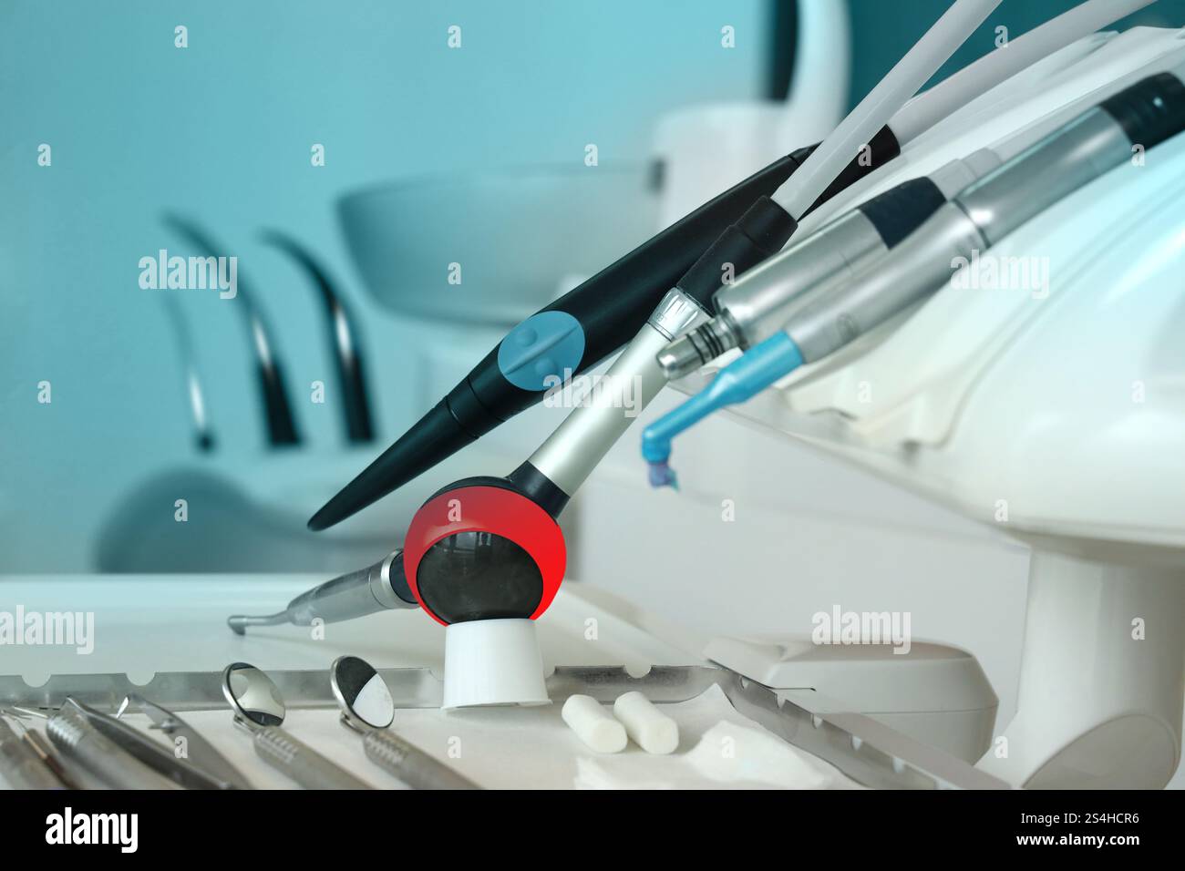 Zahnchirurgische Instrumente zur Behandlung während der Prophylaxe und Prophylaxe gesunder Zähne in der zahnärztlichen Praxis. Stockfoto Zahnchirurgische Instrumente zur Behandlung während der Prophylaxe und Prophylaxe gesunder Zähne in der zahnärztlichen Praxis. Stockfoto