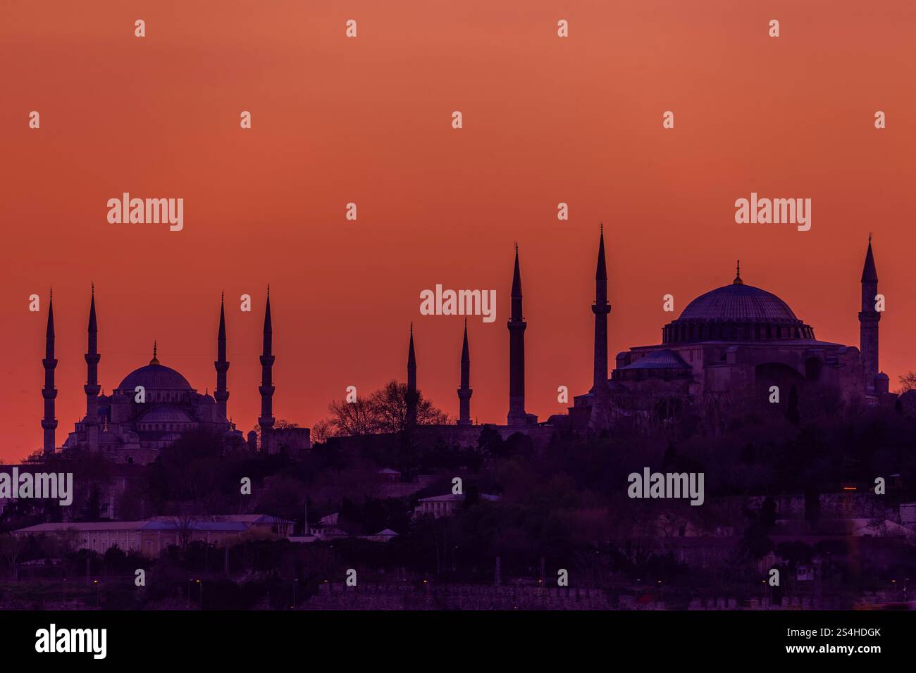 Hagia Sophia (Hagia Sophia) (Santa Sofia), UNESCO-Weltkulturerbe, Reflexion in der Nacht, Sultanahmet Square Park, Istanbul, Türkei, Europa Stockfoto