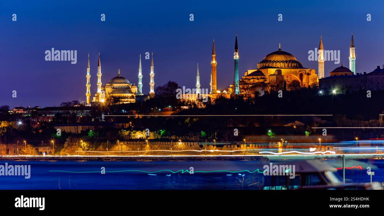 Hagia Sophia (Hagia Sophia) (Santa Sofia), UNESCO-Weltkulturerbe, Reflexion in der Nacht, Sultanahmet Square Park, Istanbul, Türkei, Europa Stockfoto