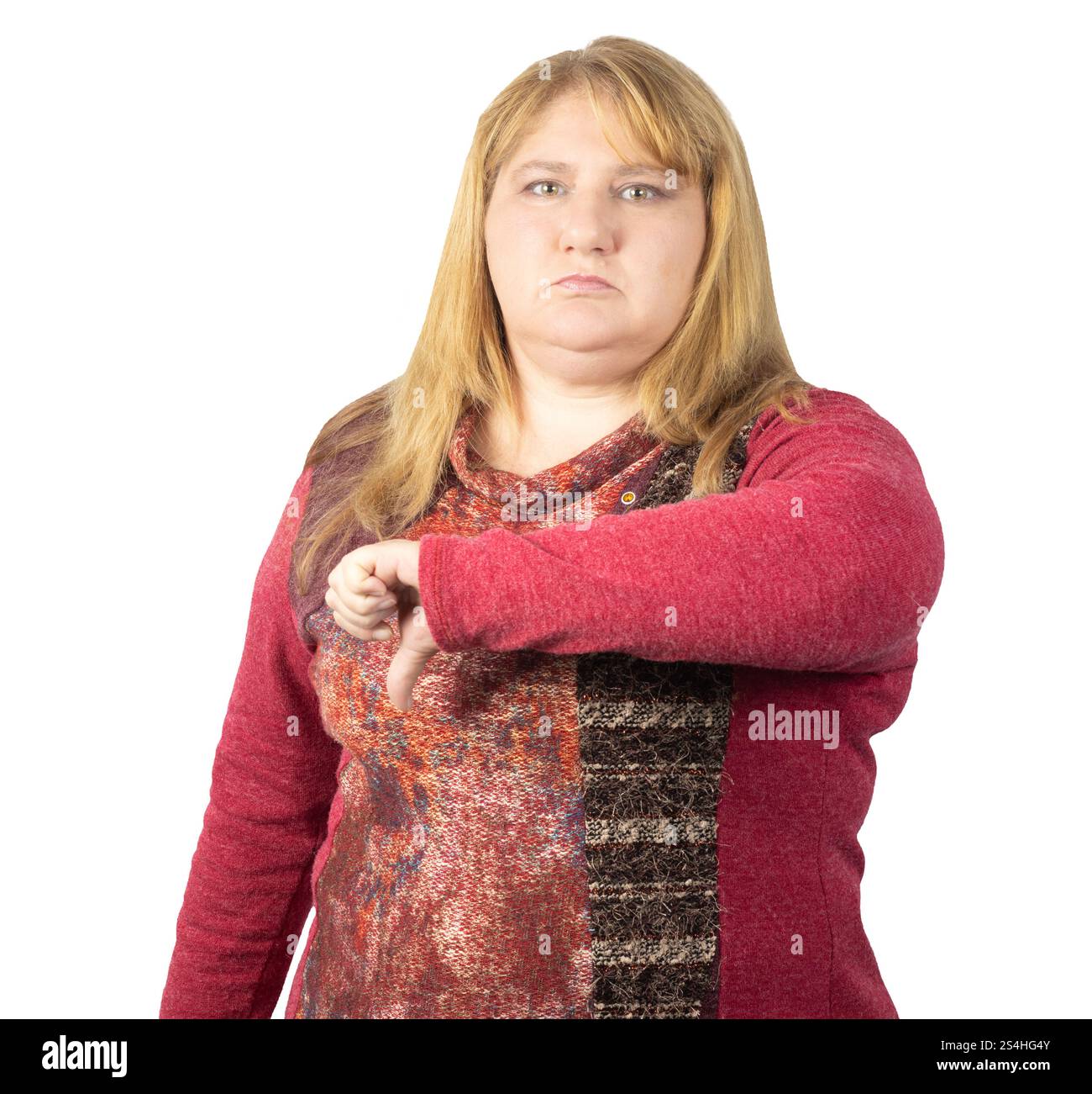 Eine Frau mittleren Alters, die Missbilligung mit einer Daumen-nach-unten-Geste ausdrückt. Stockfoto Eine Frau mittleren Alters, die Missbilligung mit einer Daumen-nach-unten-Geste ausdrückt. Stockfoto