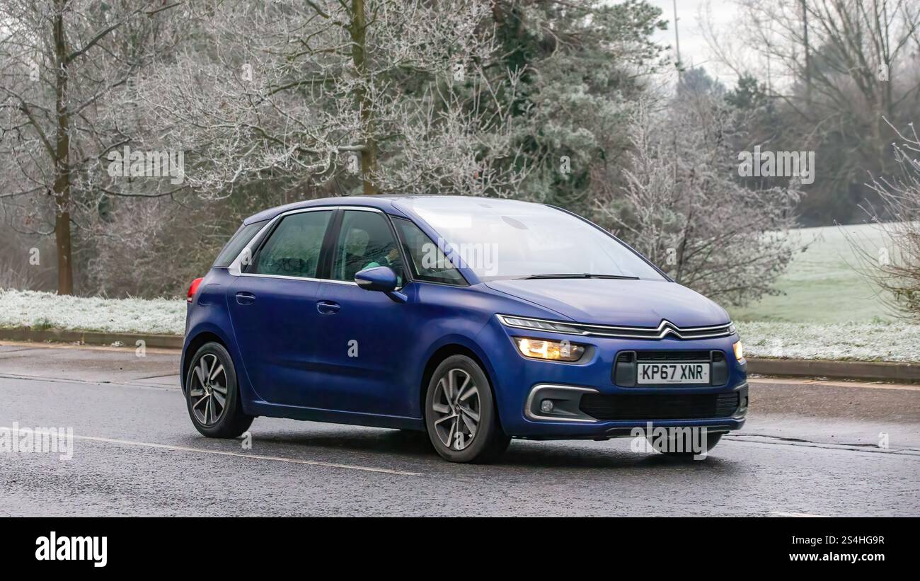 Milton Keynes, Großbritannien - 12. Januar 2025: 2017 Dieselmotor Citroen C4 Picasso Auto fährt an einem kalten, frostigen Morgen Stockfoto
