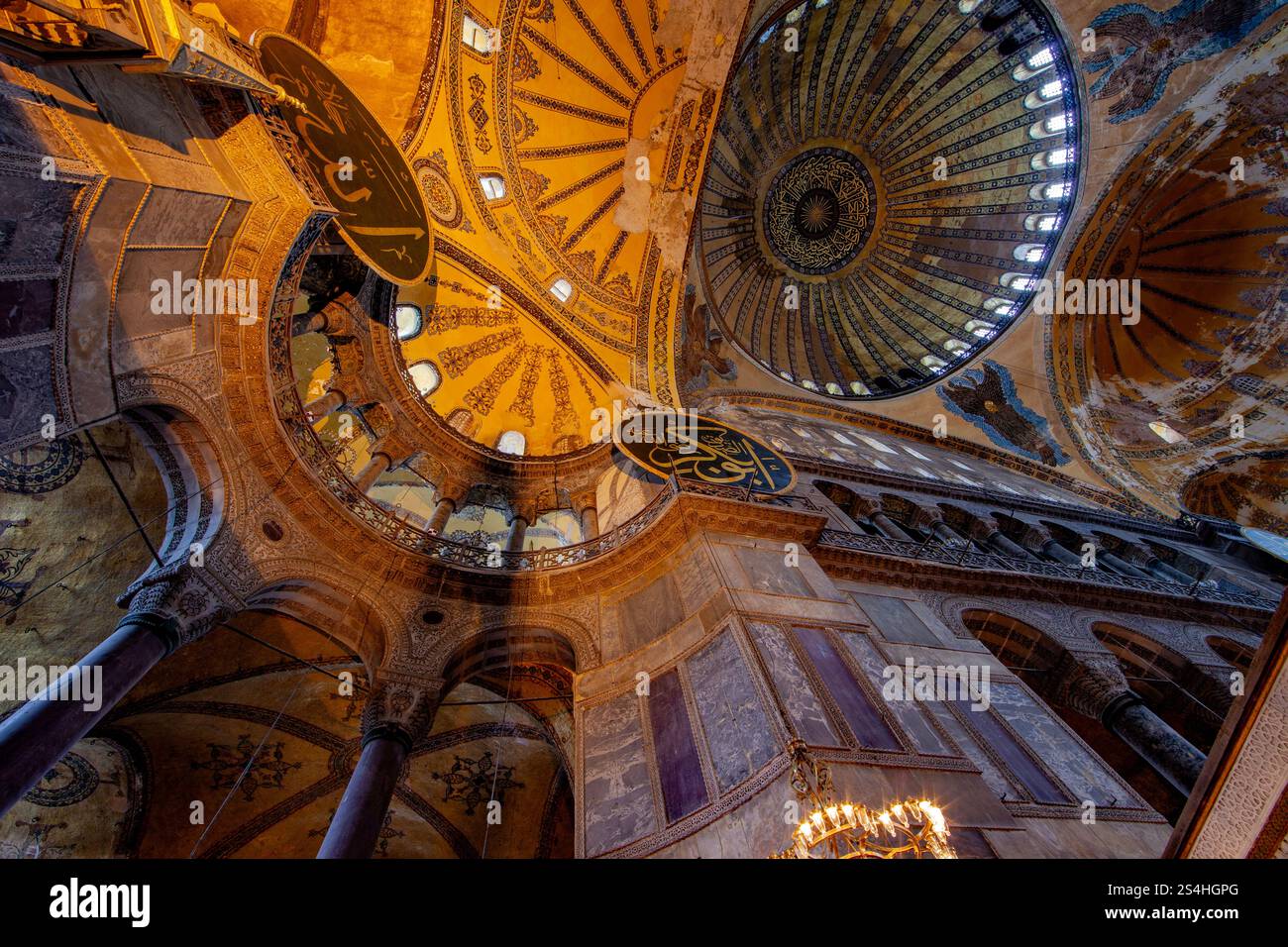 Hagia Sophia (Hagia Sophia) (Santa Sofia), UNESCO-Weltkulturerbe, Reflexion in der Nacht, Sultanahmet Square Park, Istanbul, Türkei, Europa Stockfoto