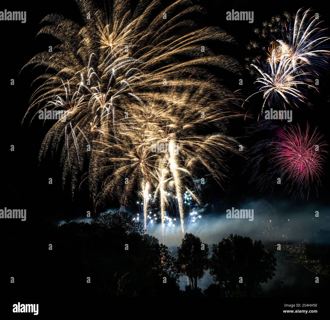 Feuerwerk am Nachthimmel bei einem Festival Stockfoto