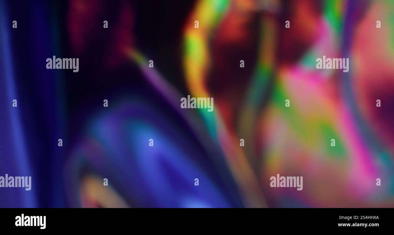 Bokeh-Reflexion. Unscharfes Flimmern. Partyeffekt. Regenbogenmarkierung ändert die Farbtöne. Abstrakter Kunsthintergrund. Festliche Stimmung. Stockfoto
