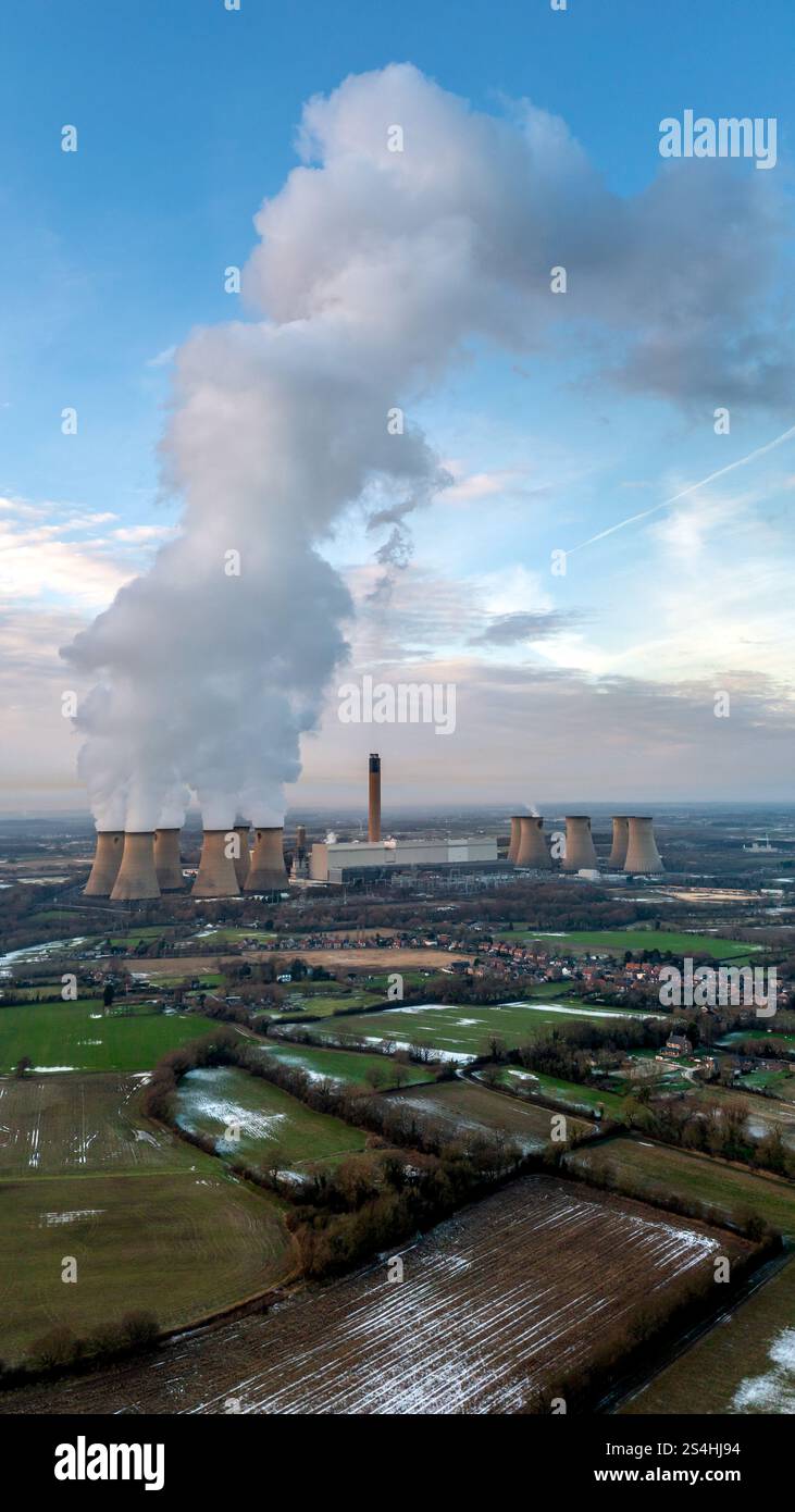 DRAX, YORKSHIRE, GROSSBRITANNIEN - 11. JANUAR 2025. Vertikale Panoramablick-Landschaft des Kohlekraftwerks Drax in Yorkshire, Großbritannien bei Sonnenuntergang mit Kohlestadion Stockfoto
