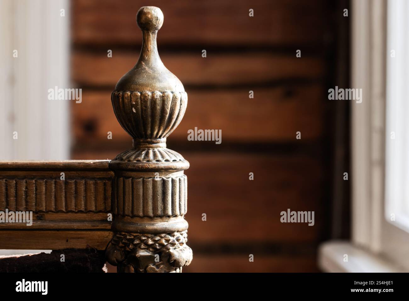Geschnitzte Details von Vintage-Holzmöbeln, Nahaufnahme mit selektivem Fokus Stockfoto