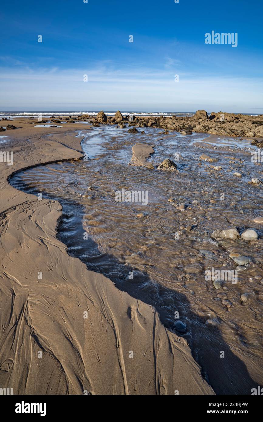 Wenn die Flut ausgeht, erhalten Sie Sandskulpturen durch die Natur der Wasserbewegung Stockfoto
