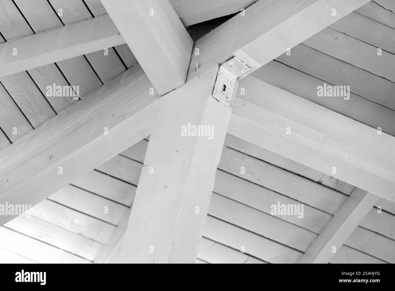 Weiße Holzdachdetails, Säulen und Träger, modernes Innenfoto. Abstrakter architektonischer Hintergrund Stockfoto