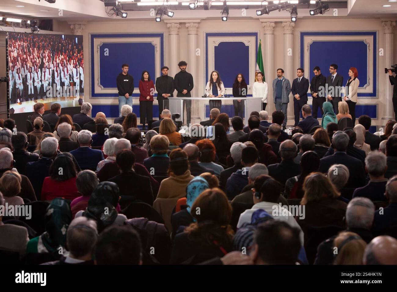 Auvers Sur Oise, Frankreich. Januar 2025. Eine Gruppe iranischer Jugendlicher spricht auf der Konferenz. Bei einer Tagung auf der Transatlantischen Konferenz in Auvers-sur-Oise (nördlich von Paris) mit dem Titel neue Politik gegenüber dem iranischen Regime. Zusammen mit dem organisierten Widerstand trafen sich ehemalige Führer und Militärbeamte aus Europa und den USA, um einen neuen strategischen Ansatz gegenüber dem Iran zu erörtern und vorzuschlagen. (Foto: Siavosh Hosseini/SOPA Images/SIPA USA) Credit: SIPA USA/Alamy Live News Stockfoto