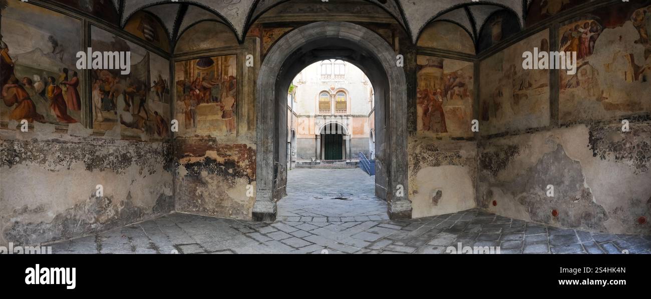 Inneres der Basilika San Gennaro außerhalb der Mauern: Gemälde von San Gennaro, das die Lava des Vesuvs stoppt. Neapel Stockfoto Inneres der Basilika San Gennaro außerhalb der Mauern: Gemälde von San Gennaro, das die Lava des Vesuvs stoppt. Neapel Stockfoto