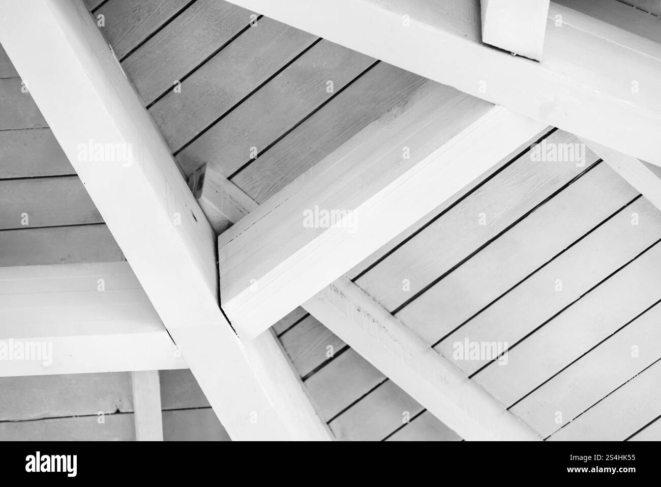 Abstrakter architektonischer Hintergrund mit weißen Holzdächern, modernes Innenfoto Stockfoto