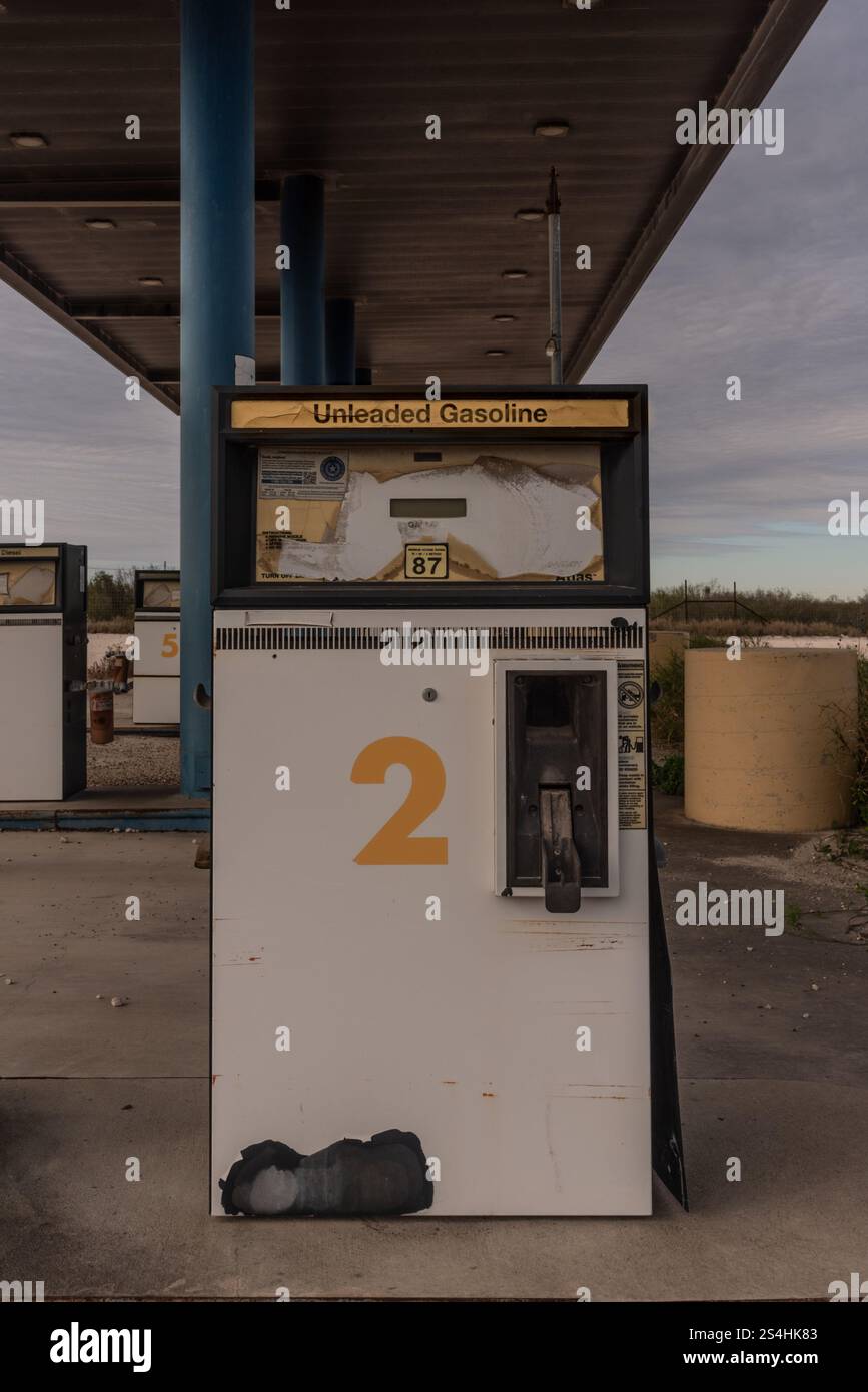 Gaspumpe für bleifreies Benzin mit der Nummer zwei auf einer verlassenen GasCard-Tankstelle, Texas, USA. Stockfoto