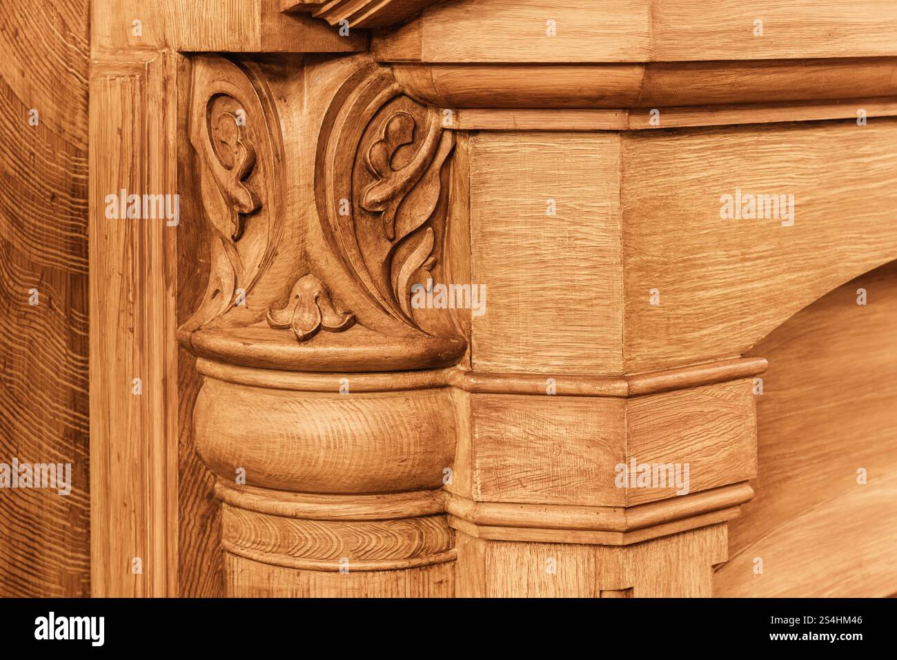 Geschnitzte Dekoration von Vintage Holzmöbeln, Nahaufnahme Foto mit selektivem Fokus Stockfoto