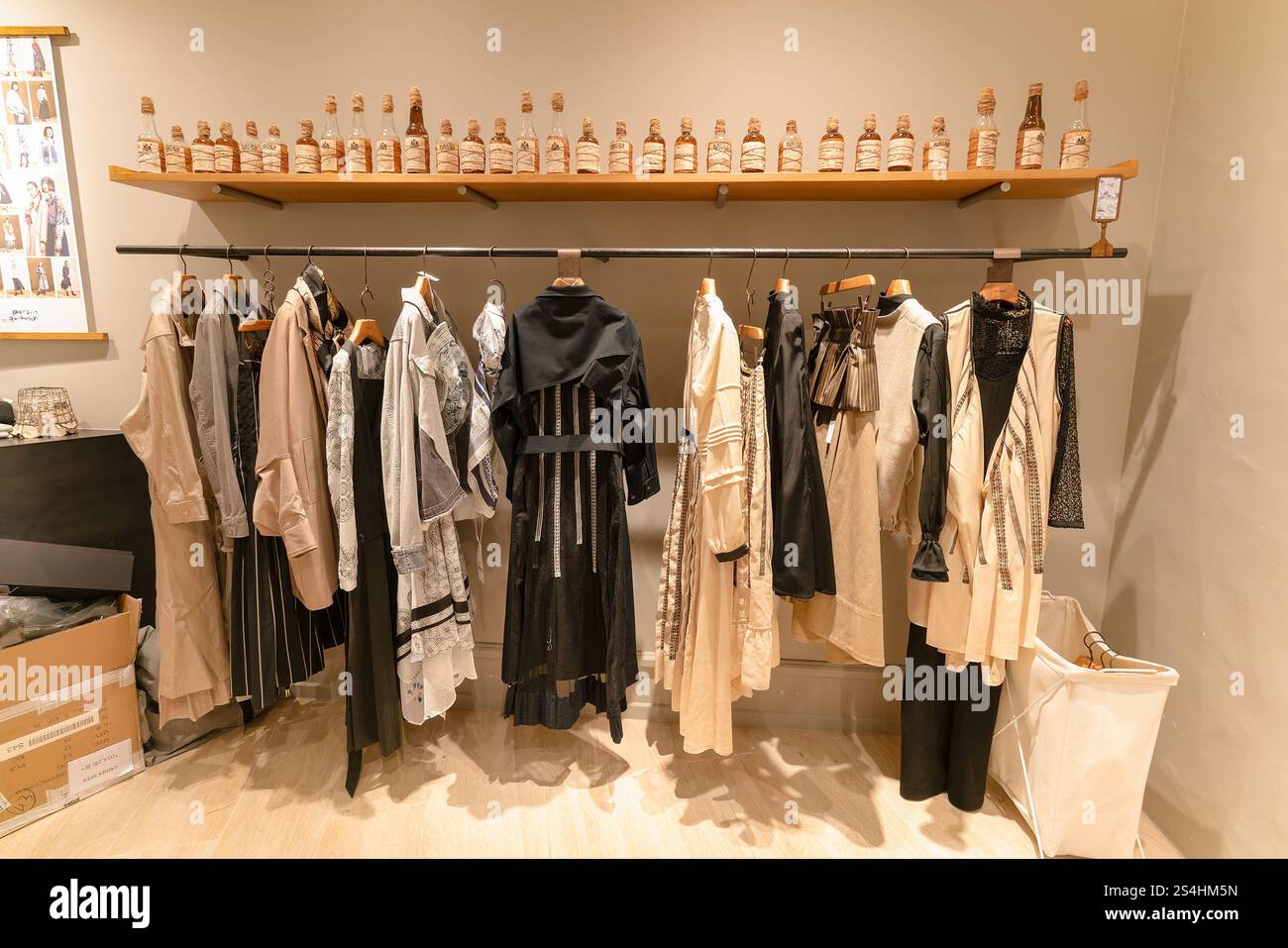 HONGKONG, CHINA - 1. FEBRUAR 2019: Innenaufnahme des ersten Ladens in Hongkong. Stockfoto