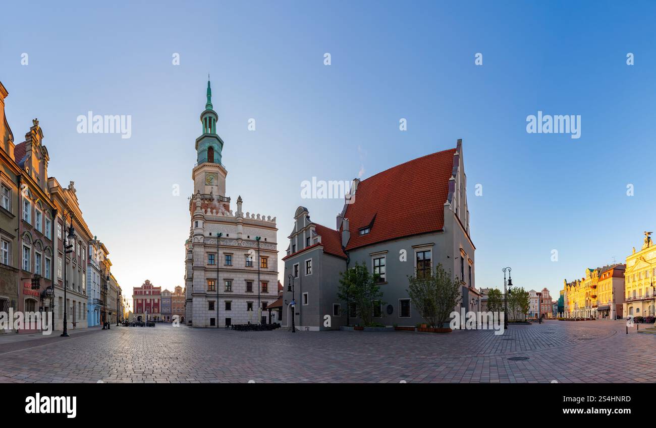 Ein Bild des alten Marktplatzes von Posen bei Sonnenaufgang, mit dem Rathaus und dem Wiegehaus. Stockfoto