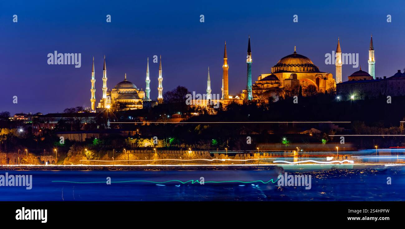Hagia Sophia (Hagia Sophia) (Santa Sofia), UNESCO-Weltkulturerbe, Reflexion in der Nacht, Sultanahmet Square Park, Istanbul, Türkei, Europa Stockfoto