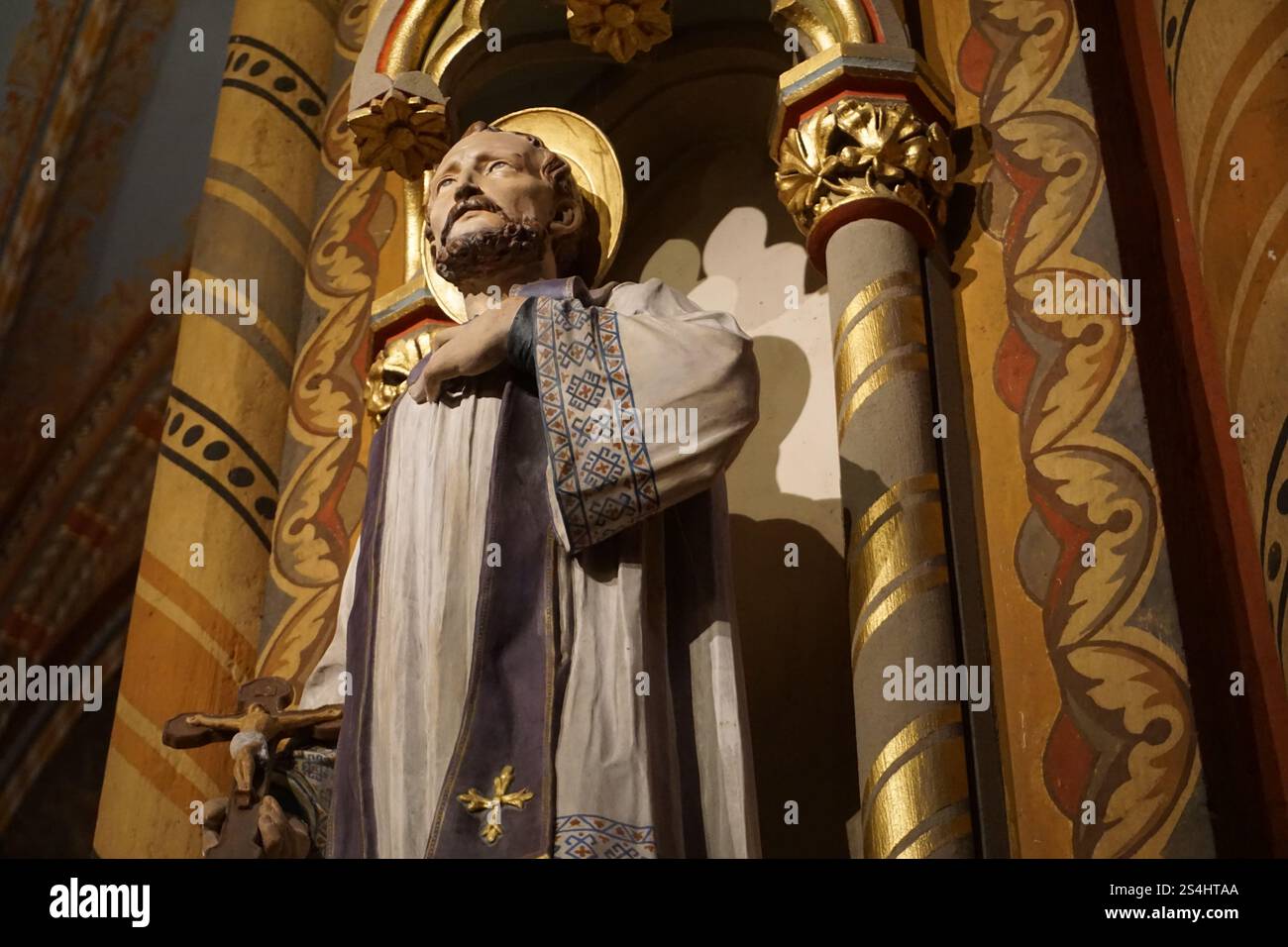 Nahaufnahme einer Statue des katholischen heiligen Franziskus Xavier in einer wunderschönen barocken Kirche oder Kathedrale, die mit Gold dekoriert ist. Stockfoto