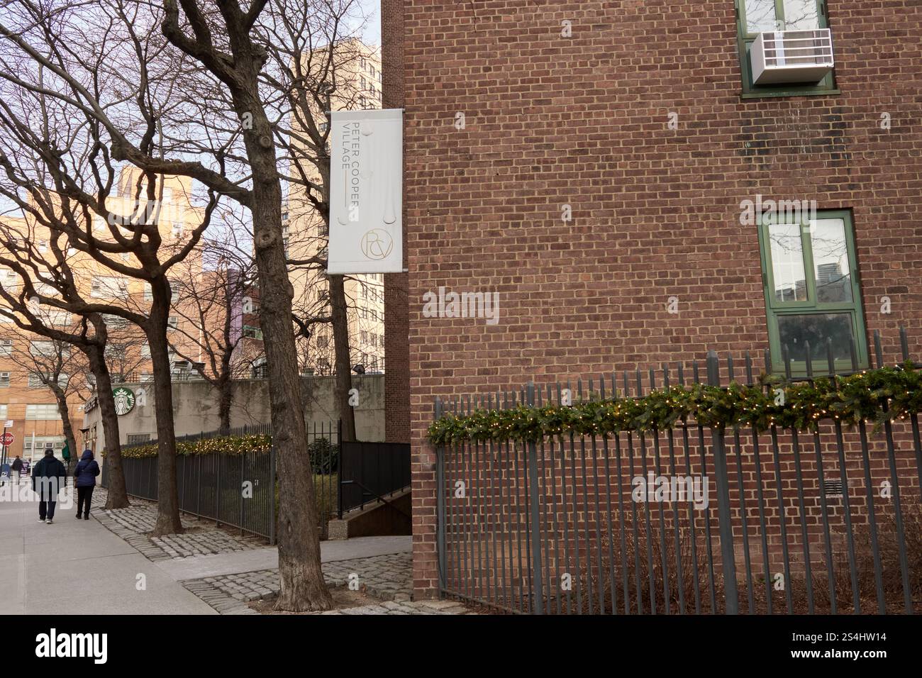 Blick auf Straßenebene auf Peter Coooper Village Apartment Wohnkomplex im East Village von Manhattan, New York Stockfoto