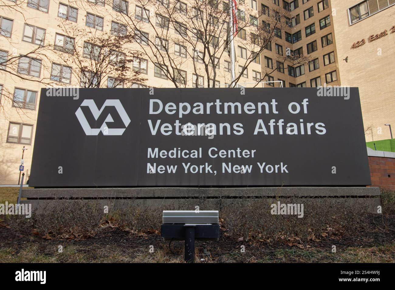 Schild am Eingang eines medizinischen Zentrums für Veteranenangelegenheiten im East Village of Manhattan, New York Stockfoto