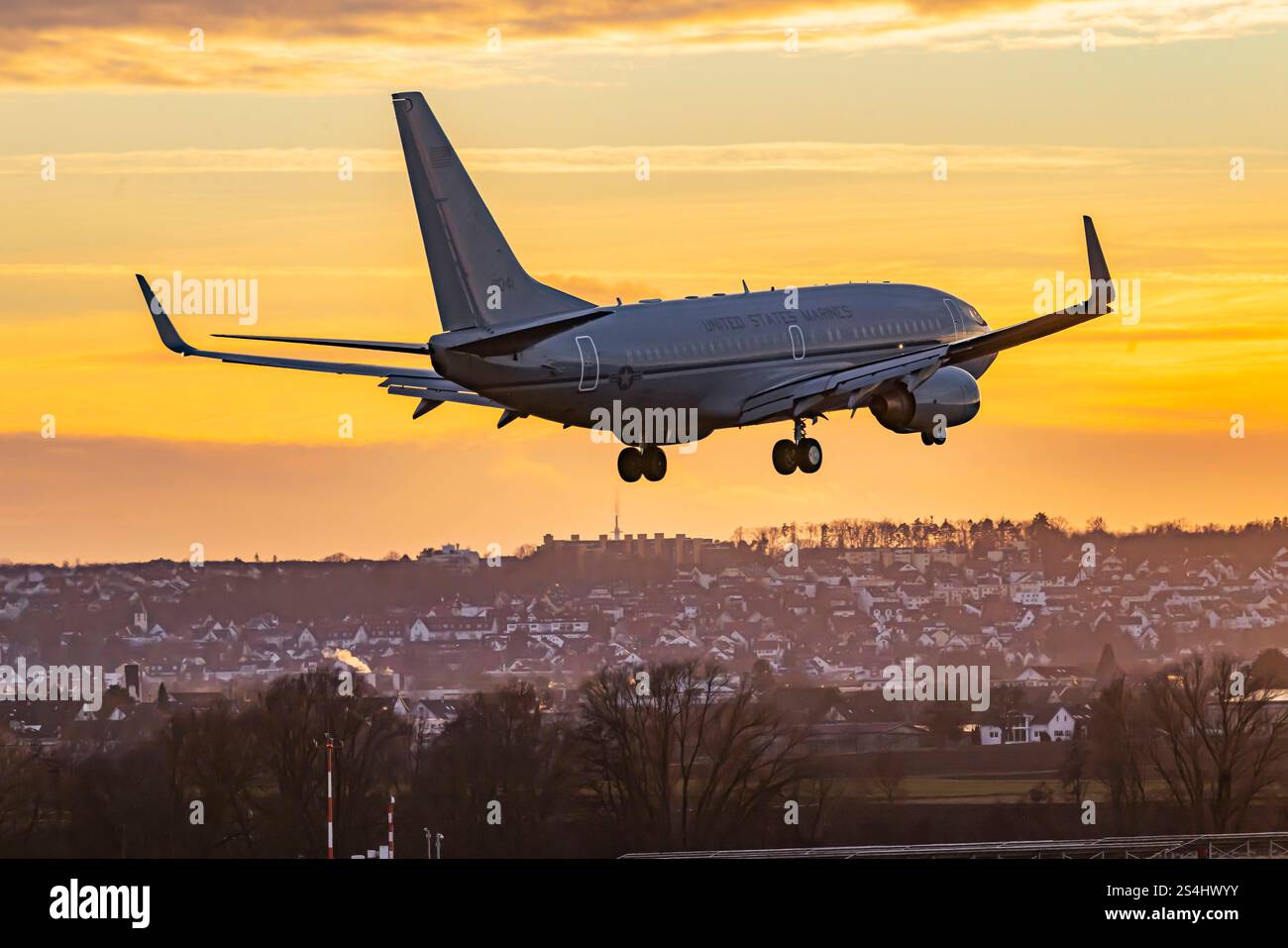 Flugzeug im Landeanflug auf den Flughafen Stuttgart. Registrierung: 170041, United States Marine Corps, Boeing C-40. // 10.01.2025: Stuttgart, Baden-W Stockfoto