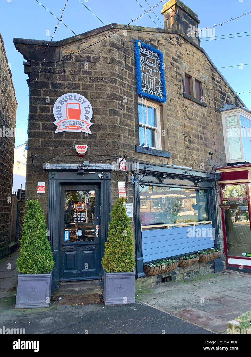 Burley in Wharfedale UK Yorkshire England Village Town Menschen Winter Herbst Frühling kaltes Wetter Eis Schnee Stein Häuser alten viktorianischen Design Gärten Stockfoto