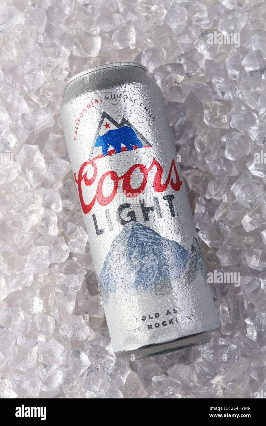 IRVINE, KALIFORNIEN - 11. JAN 2025: Eine Königskanne Coors Light Beer auf einem Eisbett. Stockfoto
