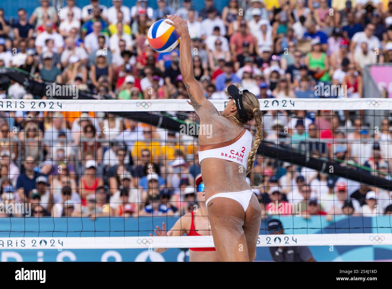 7. August 2024: Brandie Wilkerson aus Kanada ist beim Viertelfinale der Frauen im Beach Volleyball-Viertelfinale zwischen Kanada und Spanien im Eiffelturm-Stadion während der Olympischen Sommerspiele 2024 in Paris, Frankreich. Daniel Lea/CSM. Stockfoto