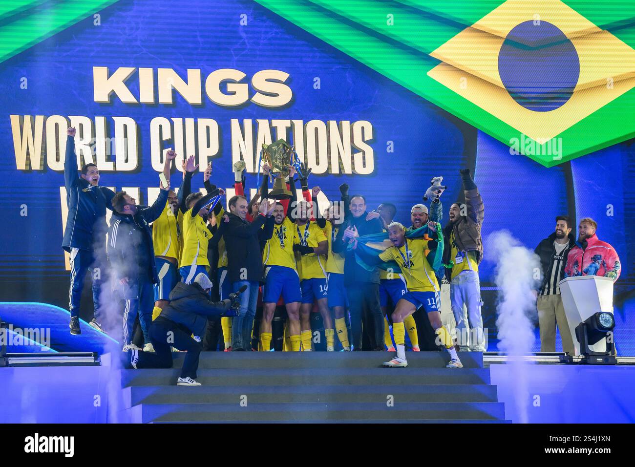 Turin, Italien. 12. Januar 2025. Brasilien feiert mit der Trophäe am Ende des Endspiels der Kings World Cup Nations 2025 zwischen Brasilien und Kolumbien. Quelle: Nicolò Campo/Alamy Live News Stockfoto