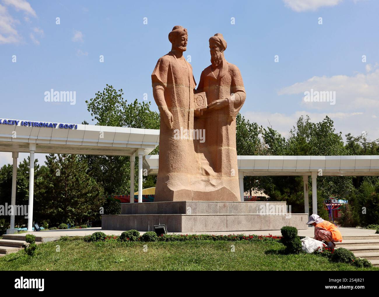Ein Gärtner am Alisher Navoi & Abdurakhman Jami Monument im Central Park, Samarkand, einem historischen und prominenten kulturellen Wahrzeichen in Usbekistan Stockfoto